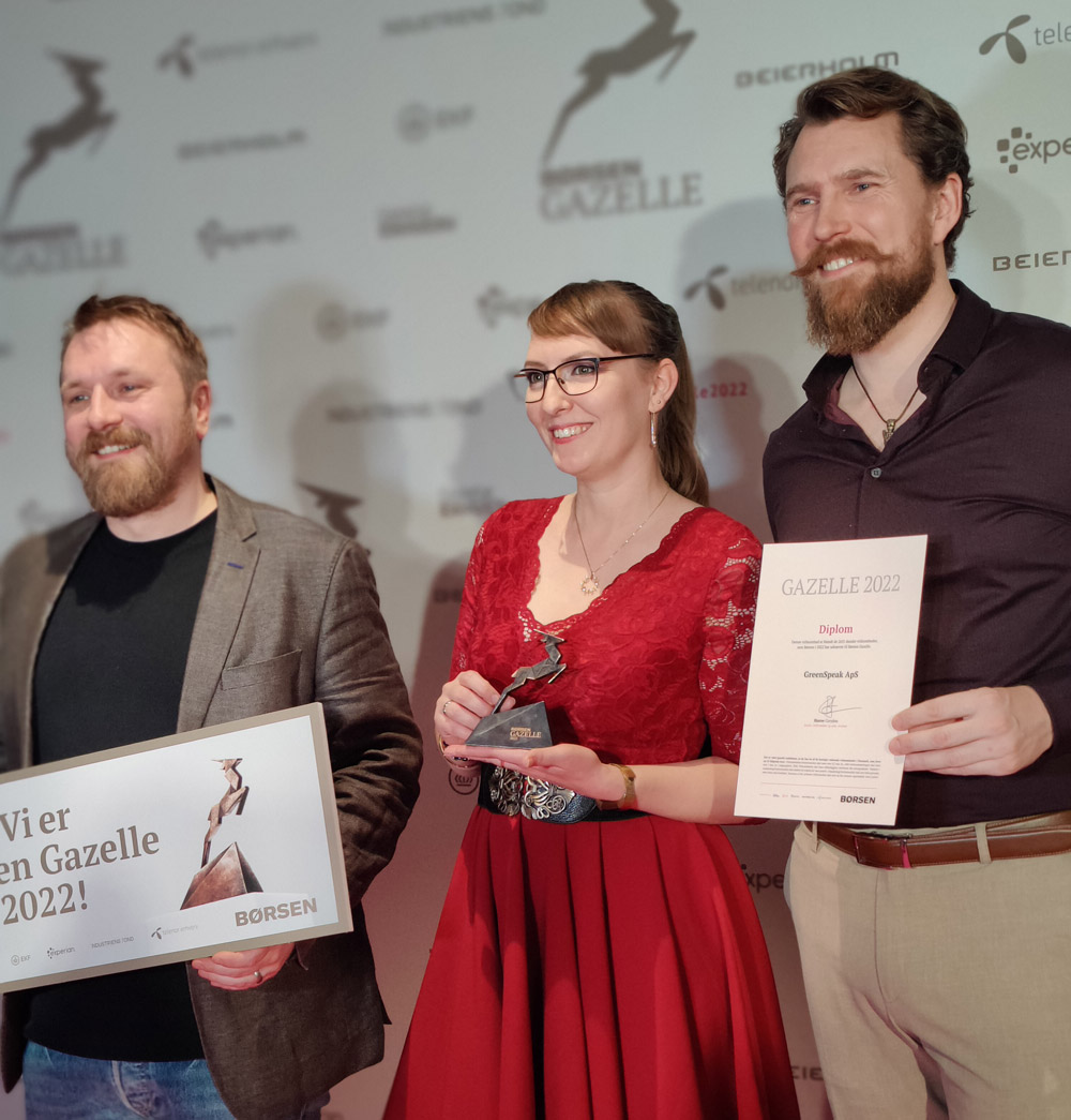 To af GreenSpeaks ejere og marketing manageren er til Gazelle award for at modtage Børsens pris som Gazelle virksomhed 2022, på vegne af GreenSpeak.
